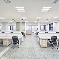 kaltweiße Bürobeleuchtung